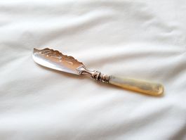 Très antique couteau à beurre en argent 925 manche en nacre