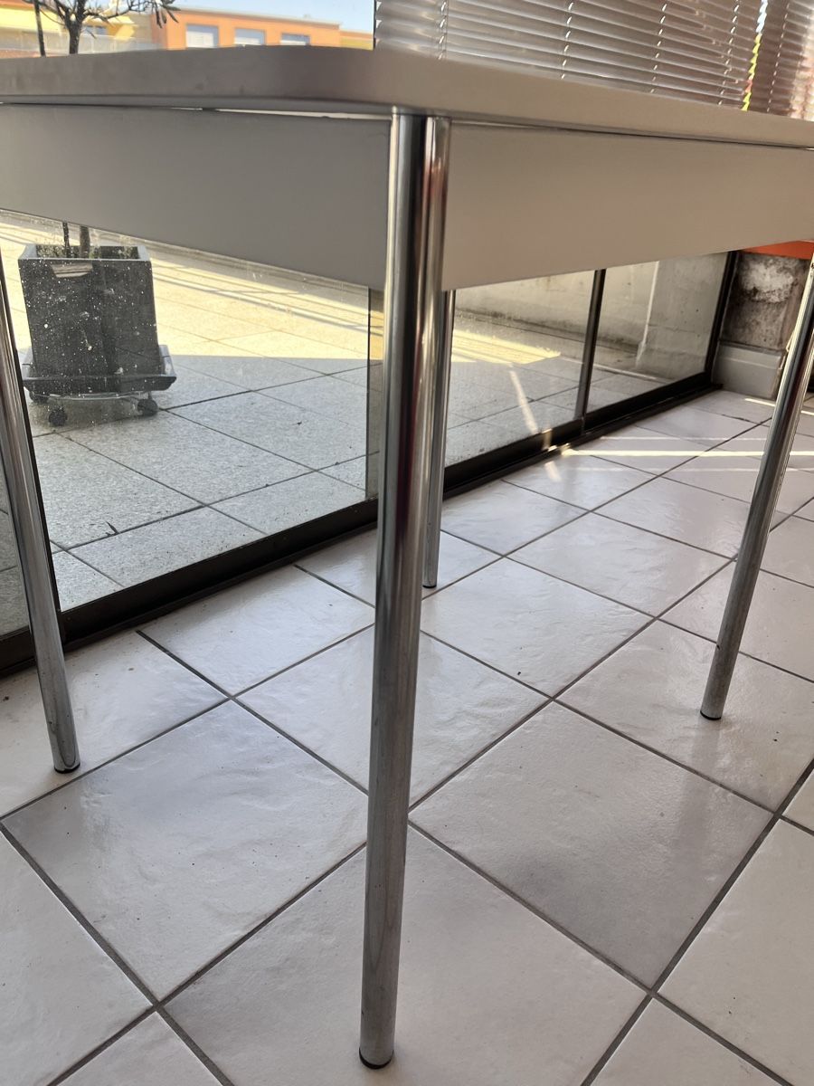Tables: Tisch weiss klein – D'occasion à Hinwil par dire07 2