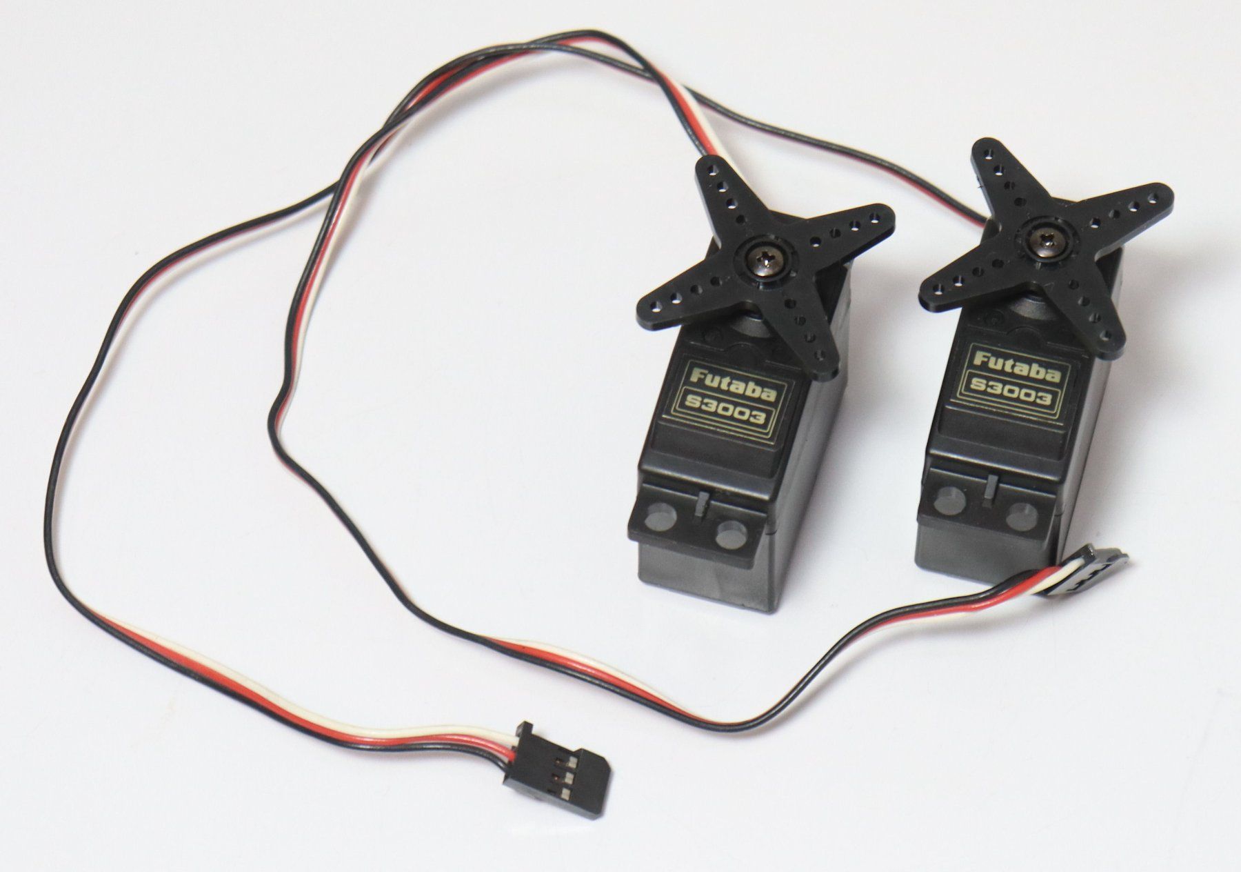 Futaba RC Kits de montage: Standard Servo Futaba S3003 2 Stück – D'occasion à Frick par volvo850driver