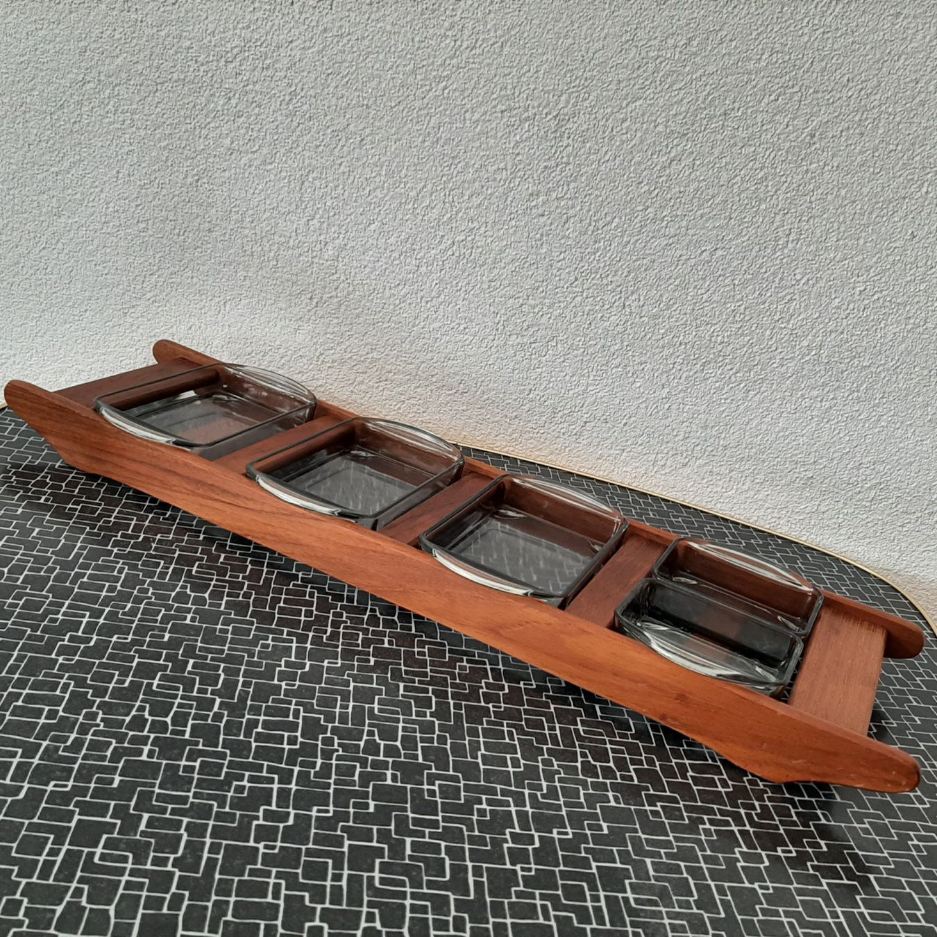 Holmegaard Servierplatten: Mid Century 60er Digsmed Teak Tablett Holmegaard Rauchglas – Gebraucht aus Erschwil von Karabella 5