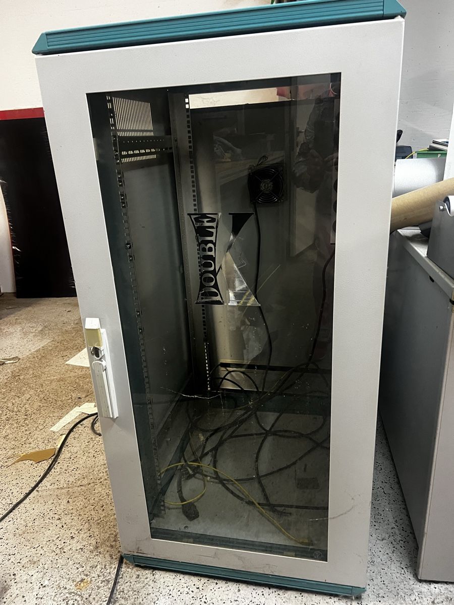 Rittal Racks & Cavalletti: Serverrack Rittal mit Lüfter, Glas Türe – Usato da Riehen venduto da kissling03