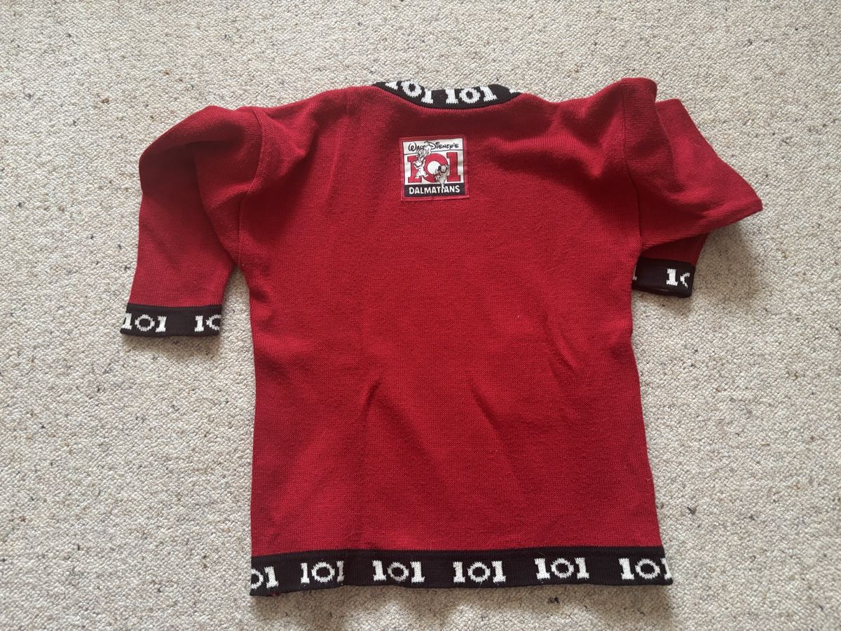 Pullover & Sweatshirts: Roter Disney 101 Dalmatiner Pullover, Grösse 104 top! – Gebraucht aus Bellach von Legdance 1