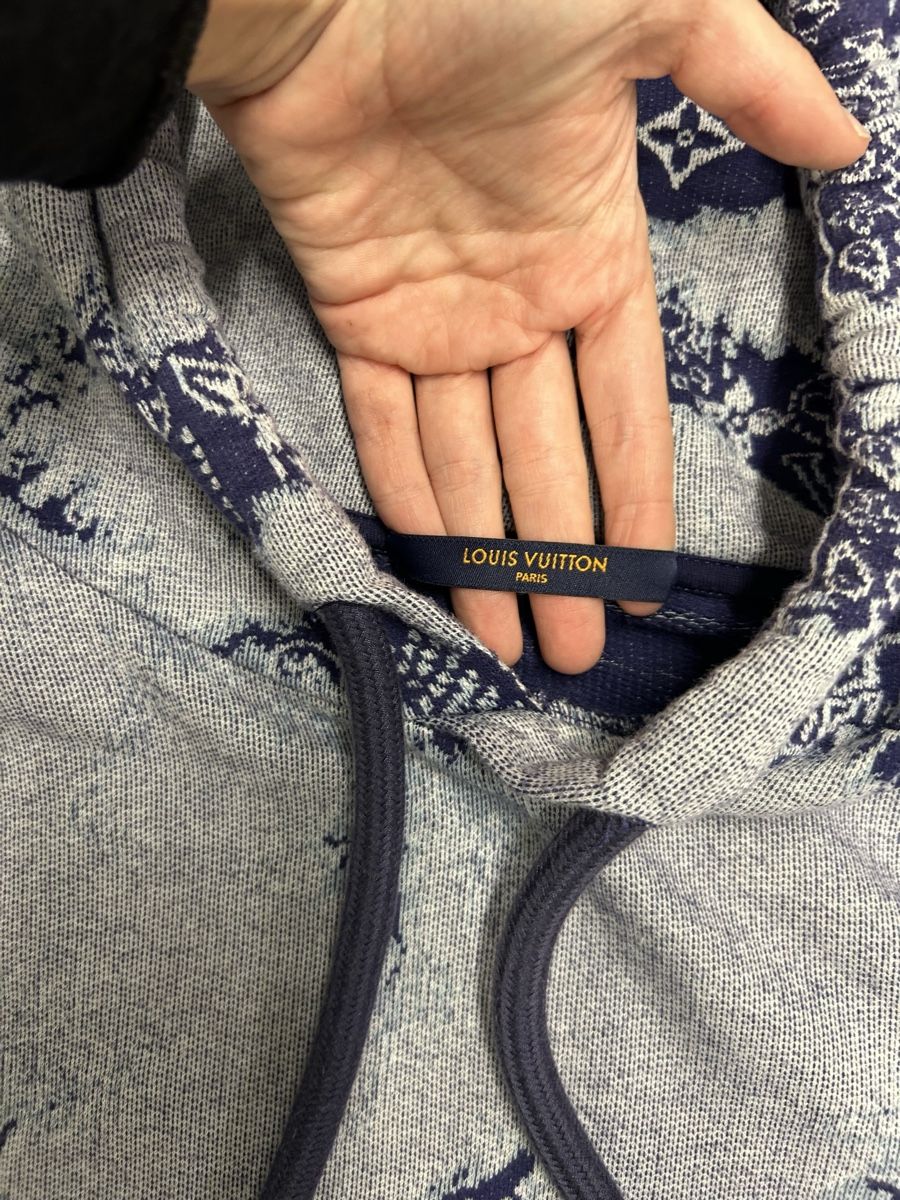 Louis Vuitton Pulls & Sweat-shirts: Louis Vuitton Kapuzenpullover kurzarm blau gemustert – D'occasion à Oetwil am See par ani_7x9l 2