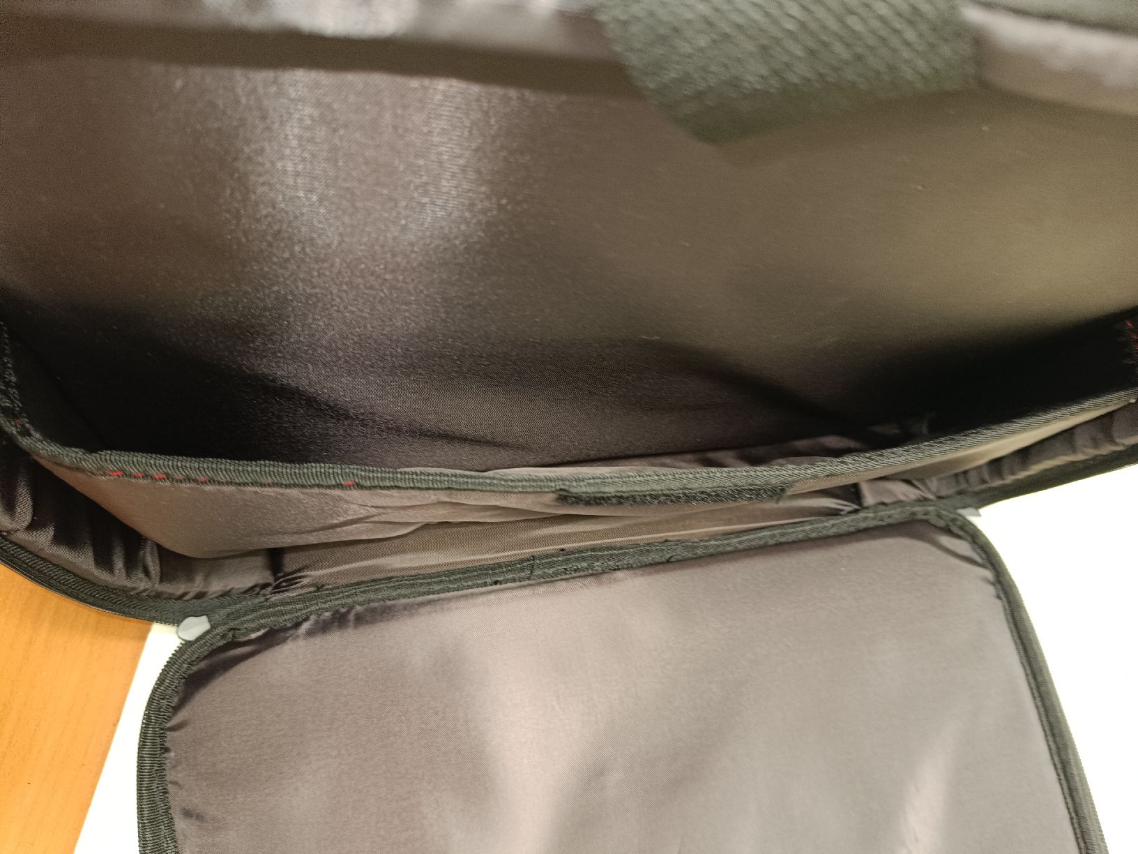 Targus Borse: Targus Laptoptasche Schwarz Rot(em76) – Usato da Künten venduto da Schnaepplihuus 3