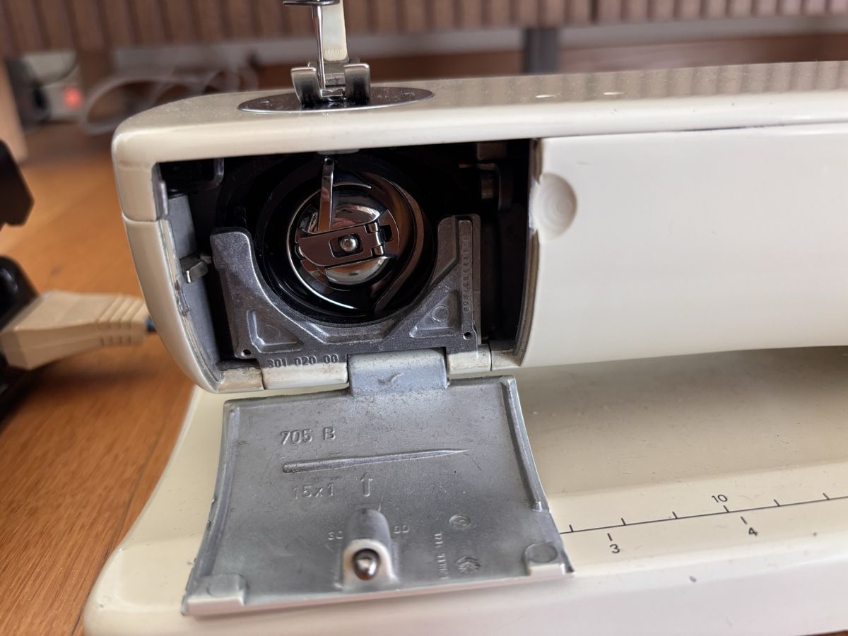 Bernina Macchine da cucire: Bernina 831 mit Zubehör – Usato da Bettlach venduto da cadau 3
