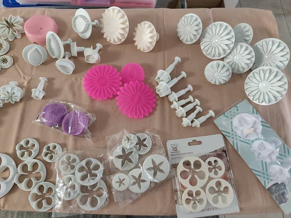 Materiale per modellare: Cake Design / Blumen/ Backen verschiedenes  – Usato da Kollbrunn venduto da Morena61 2
