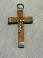 Älterer, kleiner Kruzifix-Anhänger aus Holz/Metall