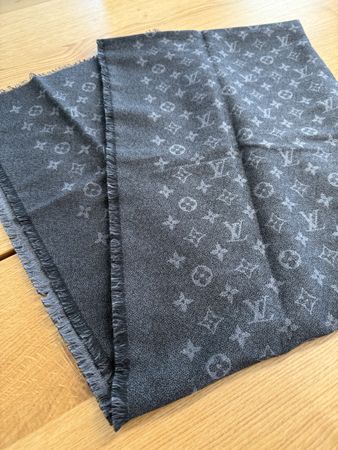 Louis Vuitton Monogram Classic scarf