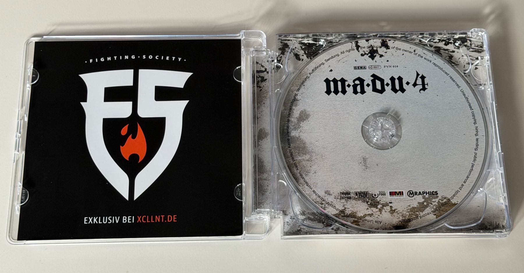 CD: M.A.D.U.4 Limited Boxset - Album, Autogramm, Poster, CD, – Nuovo (secondo la descrizione) da Altstätten SG venduto da sheamus 3