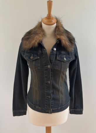 KIE jeans - Neuw. Jeansjacke mit Kunstfellkragen - Grösse 34