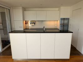 Moderne Designküche mit Granitabdeckung  (Baujahr 2014)