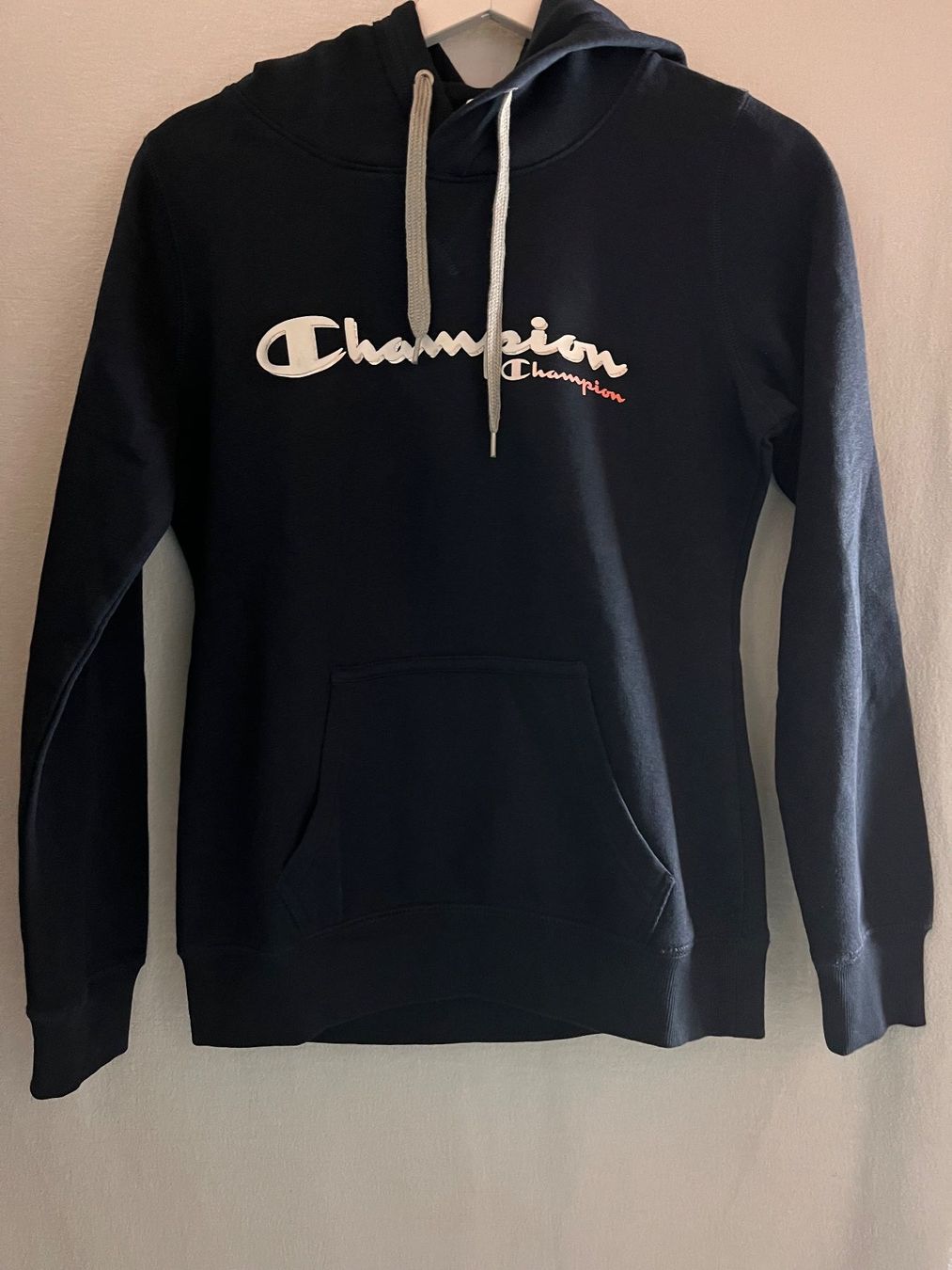 Champion Pullover & Sweatshirts: CHAMPION, Kapuzenpullover, Grösse S, Farbe Dunkelblau – Neu und originalverpackt aus Rudolfstetten von gst_g7xl