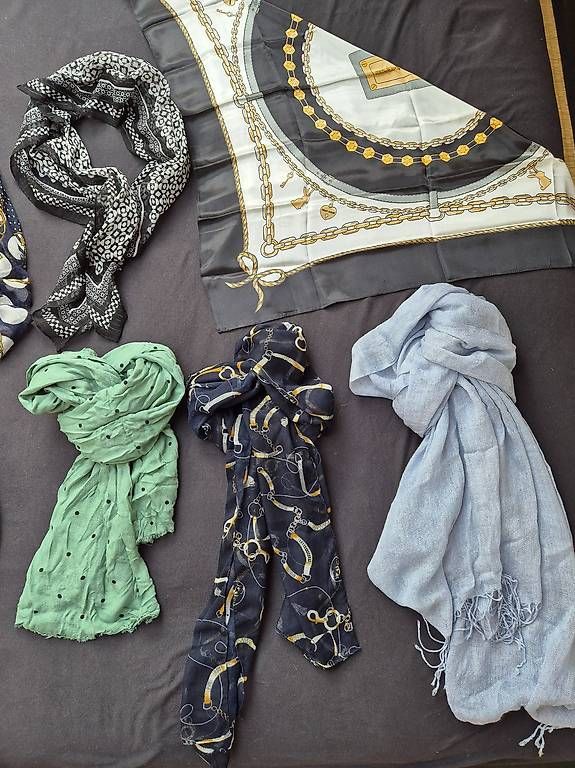 Foulard & Sciarpe: Set mit 11 Schals / Foulards – Usato da Kriens venduto da Moana89 4