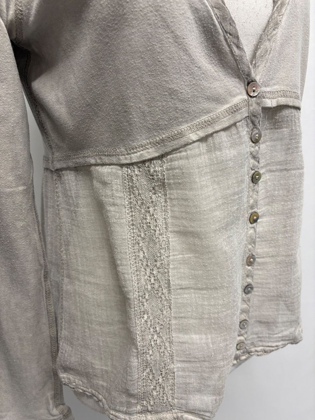 Nile Blusen: Nile Bluse mit Knopfleiste grau S Baumwolle V-Ausschnitt – Neu (gemäss Beschreibung) aus Regensdorf von secondchancefashion 1