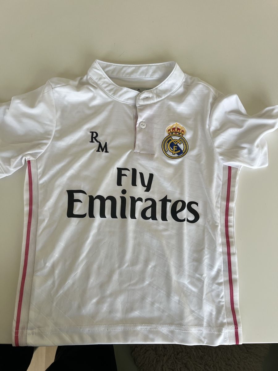 Real Madrid Canottiere & Pantaloni: Pull foot réal Madrid 4 ans – Usato da Sion venduto da jerermy1911