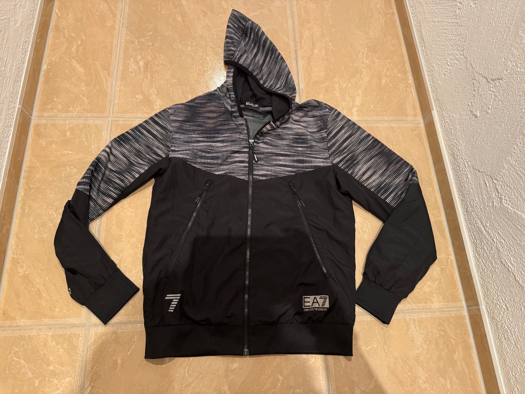Armani Giacche: Armani NWT Wind/Wetterjacke, S NP470 Fr – Nuovo (secondo la descrizione) da Klingnau venduto da Markus14