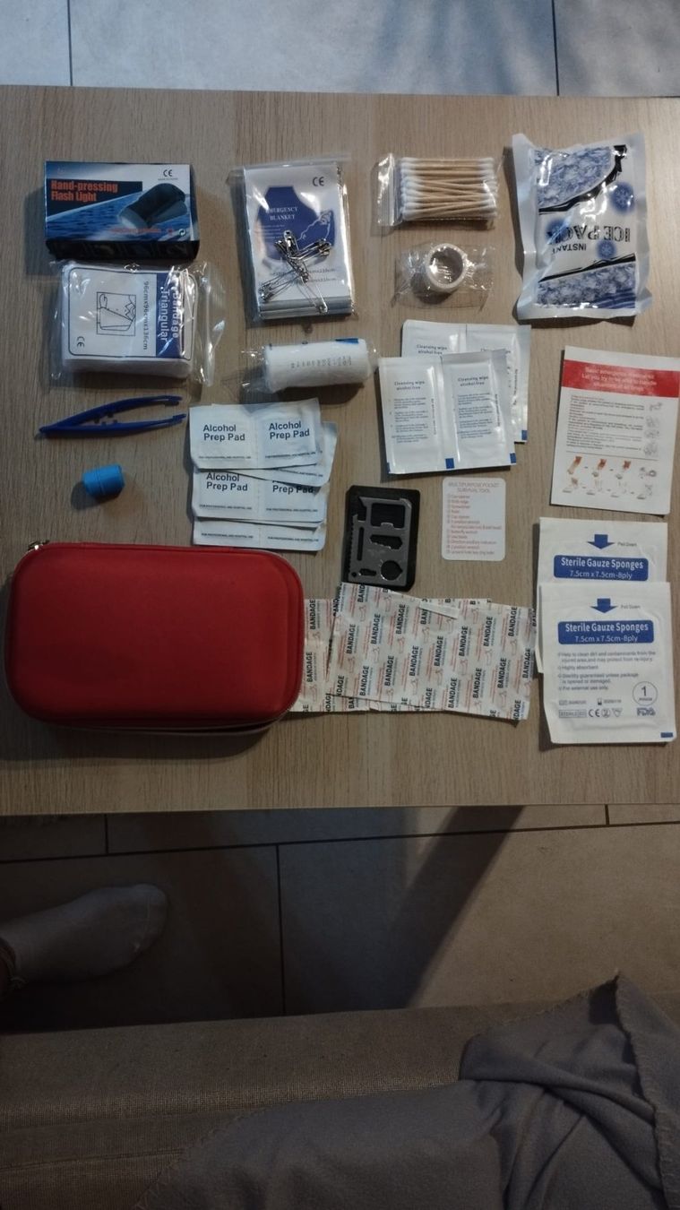 Kit di pronto soccorso: Trousse de premiers secours complète - Indispensable! – Nuovo (secondo la descrizione) da Vevey venduto da SecondRun_CH 1