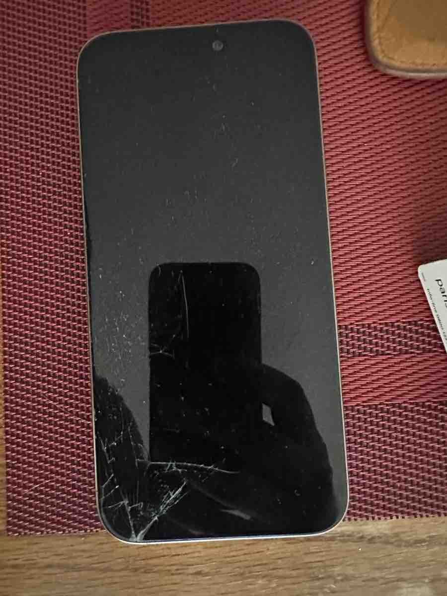 Portables: Smartphone avec ecran fissure occasion – Défectueux à Bütschwil par kar_jfk6