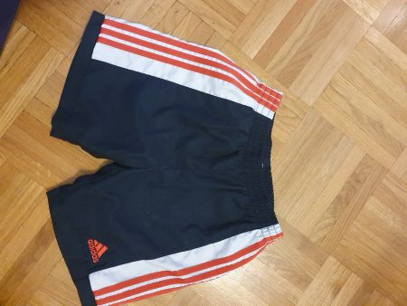 Short Adidas enfant, taille 110, parfait pour l'été!