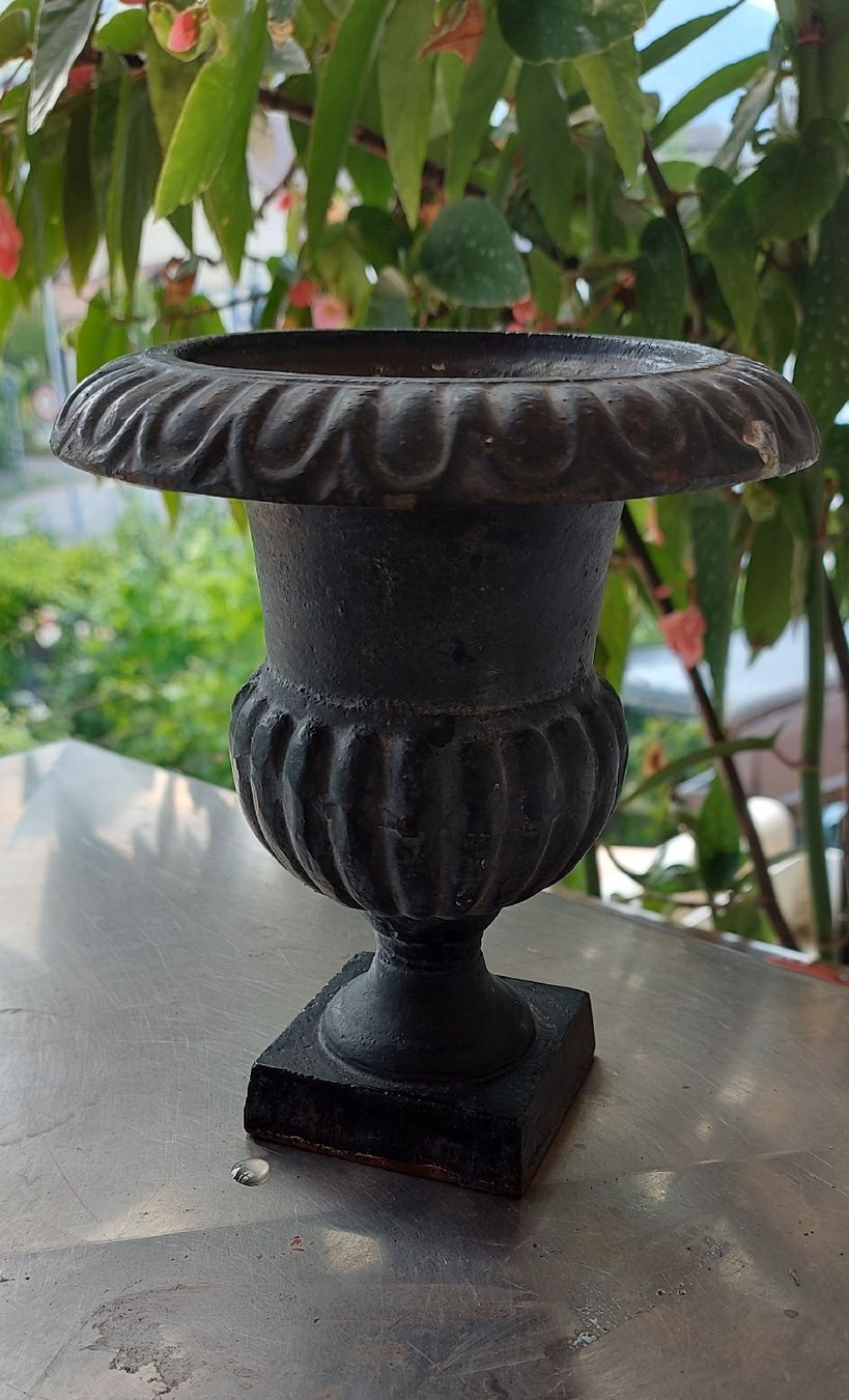 Vasi & Recipienti: vase Médicis en fonte – Usato da St-Gingolph venduto da Daillens
