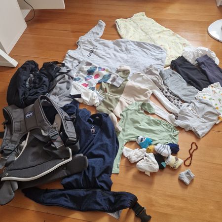 neutrales Babykleiderset inkl. Tragen und Schlafsäcke