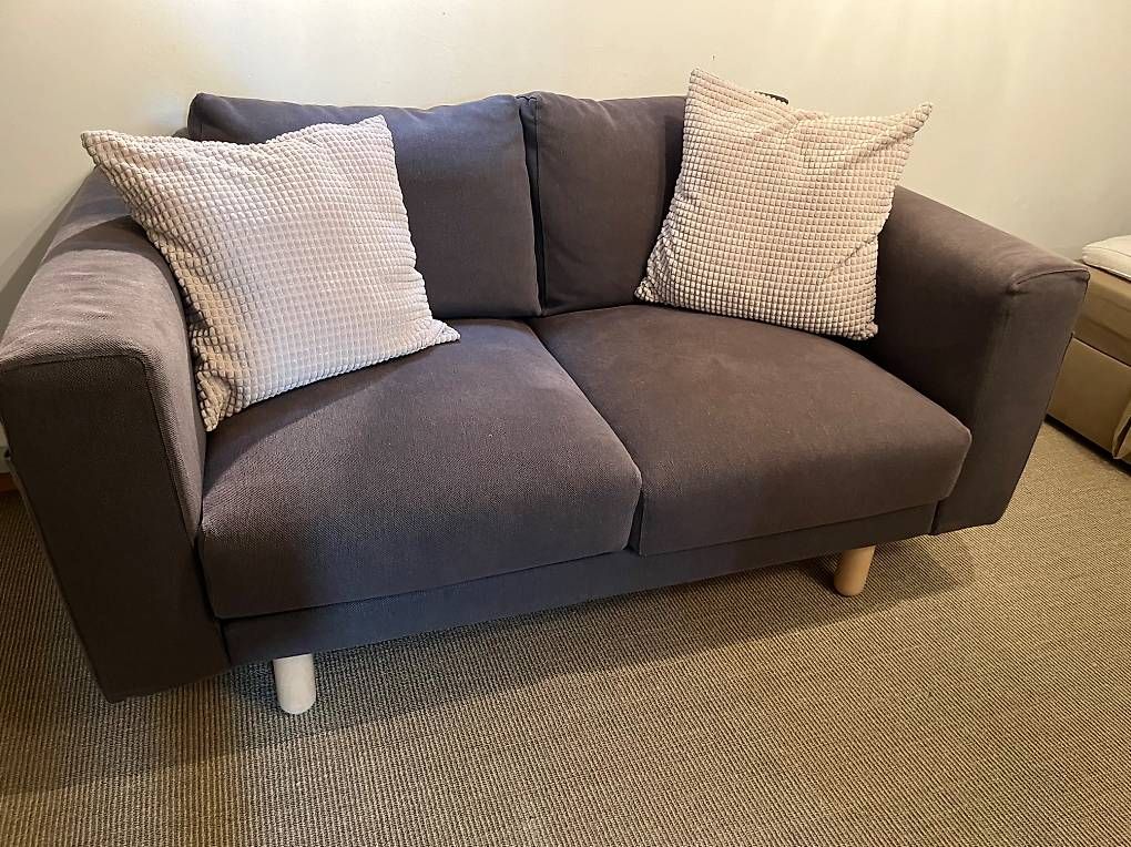 Sofas: Zu verkaufen 2er sofa grau / anthrazit – D'occasion à Mont-sur-Rolle par Overdome 2