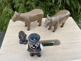 2 Appenzeller Holzkühe und 2 Appenzeller Steinfiguren