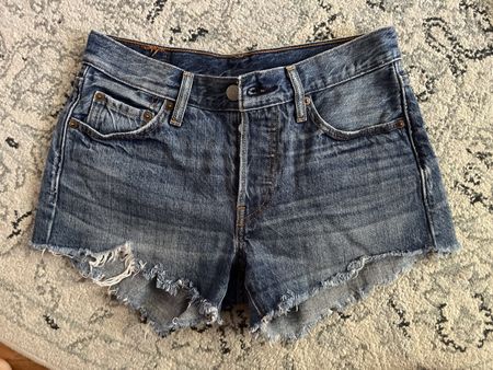 Short en jean Levi's 501, taille W25, parfait pour l'été!