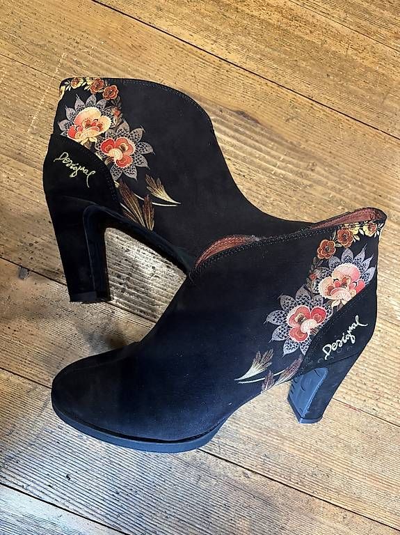Damenschuhe: Bottines Desigual 40 – Gebraucht aus Puidoux von neg_9p7m 1