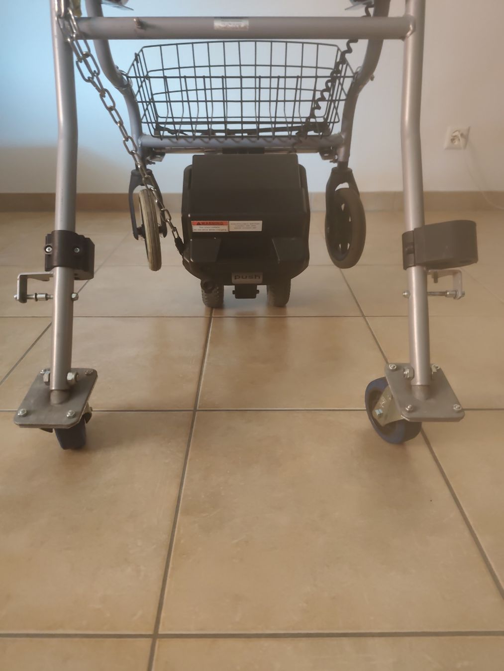 Aides à la marche: Déambulateur électrique pliant avec panier et chargeur – D'occasion à Moudon par dupont65 1