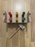Holzwerkbank mit Hammer