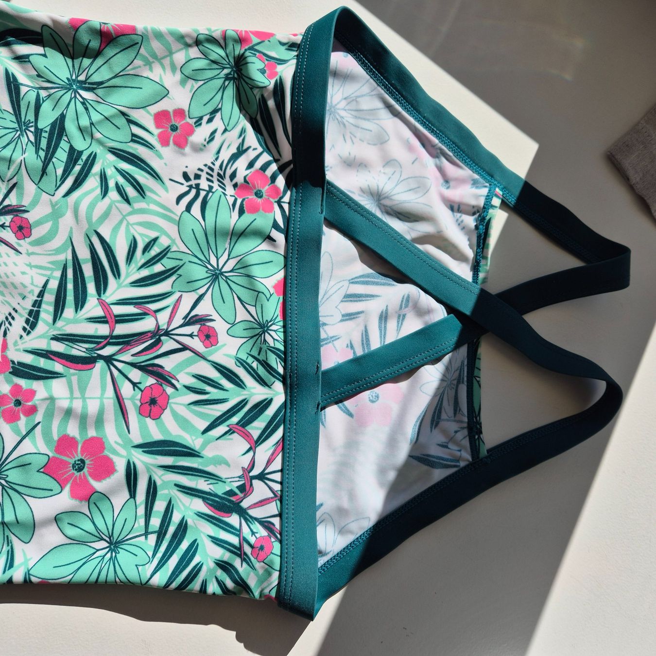 Costumi da bagno & Bikini: Mädchen Badeanzug mit Blumenmuster, Gr. 152/158 – Nuovo (secondo la descrizione) da Laupen BE venduto da red_m767 2