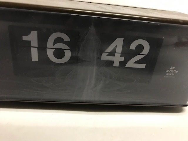 Uhren: Wand-oder Tischuhr Klappzahlenuhr Vedette 70er braun – Gebraucht aus Zürich von gigimai67 6