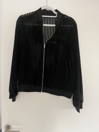 Schwarze Bomberjacke mit Lochmuster Grösse M