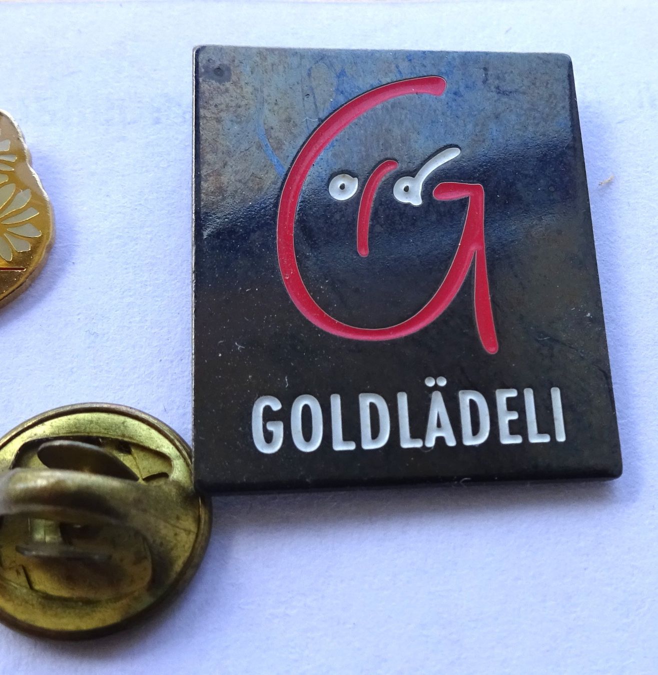 Placchette & Badge: Pin GOLDLÄDELI  Gesicht – Usato da Utzenstorf venduto da BUtter81