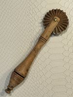 Antikes Ravioli-Teigrädchen aus Holz