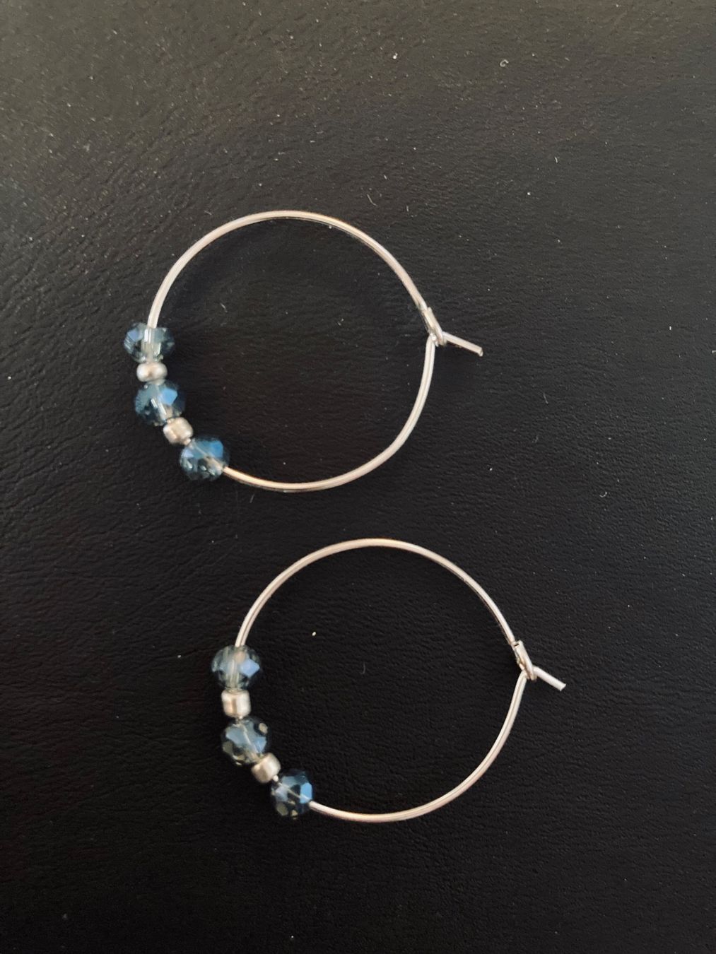 Orecchini pendenti & Orecchini a lobo: Créoles argentées perles en verre taillé bleu – Nuovo e nell'imballaggio originale da Genève venduto da ct_fqr8