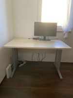 Grosser Schreibtisch, ideal fürs Homeoffice