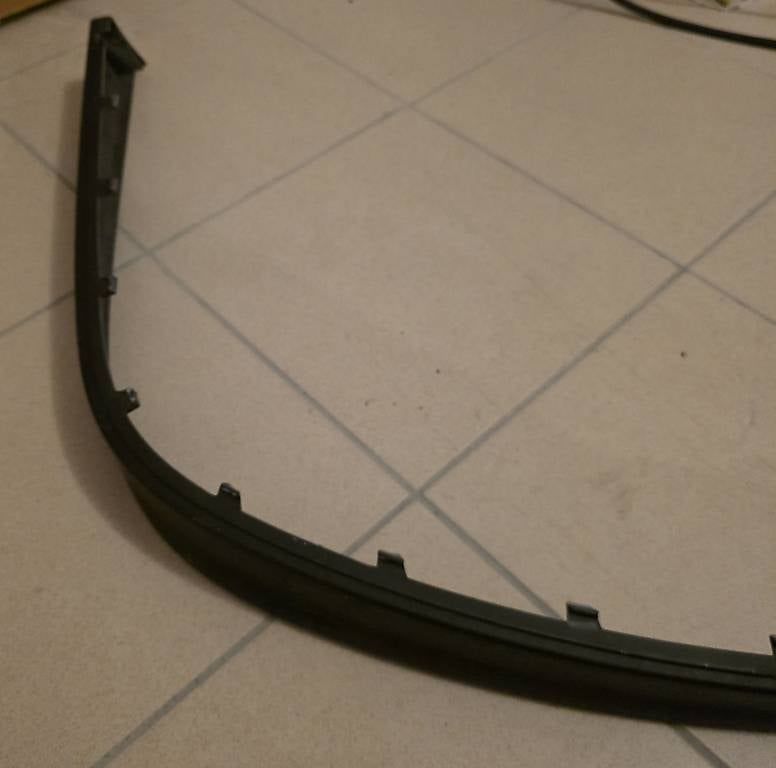 Tutti pezzi di ricambio auto: Lame de spoiler avant Porsche 996 GT2 – Usato da Martigny venduto da benjamincolomba 1