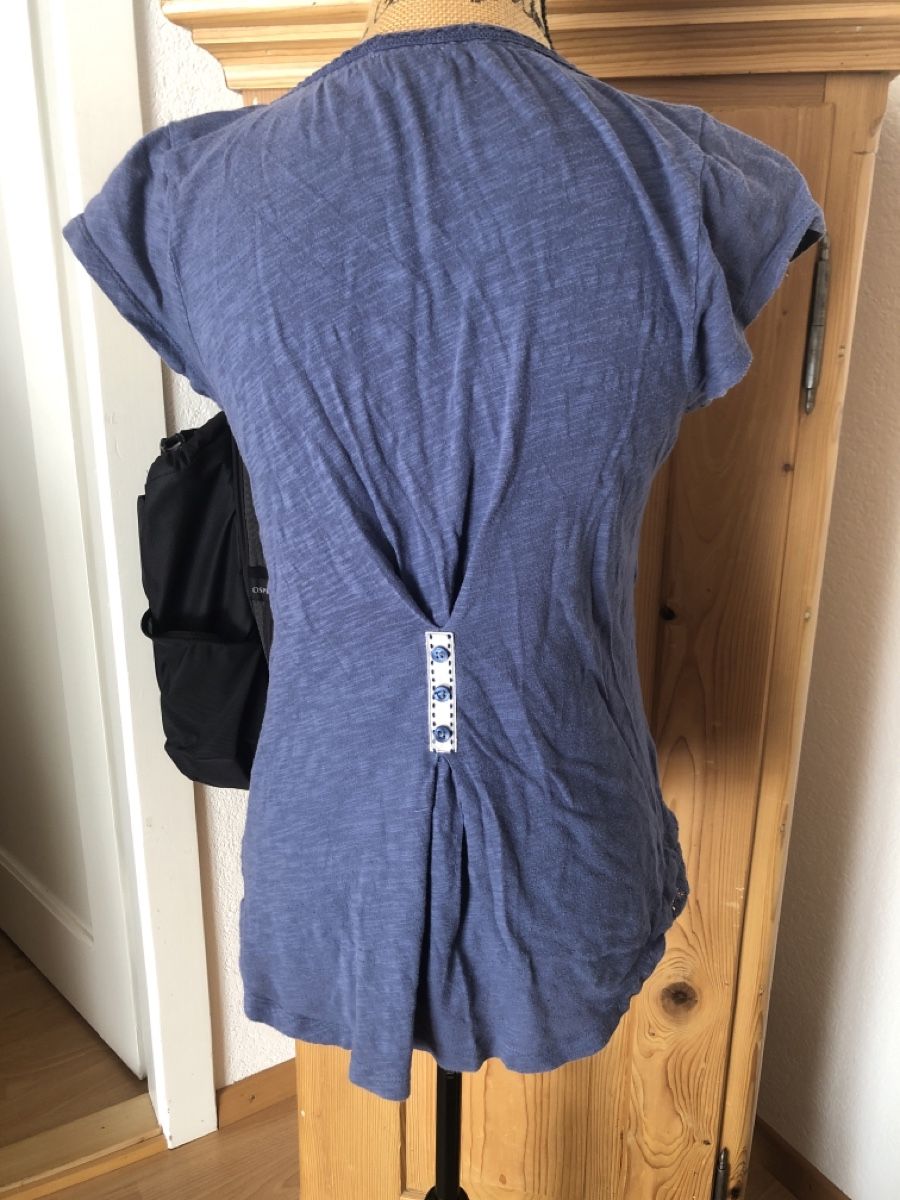 T-shirt: T-Shirt bleu avec dentelle – Usato da Biel/Bienne venduto da Lianumi 2