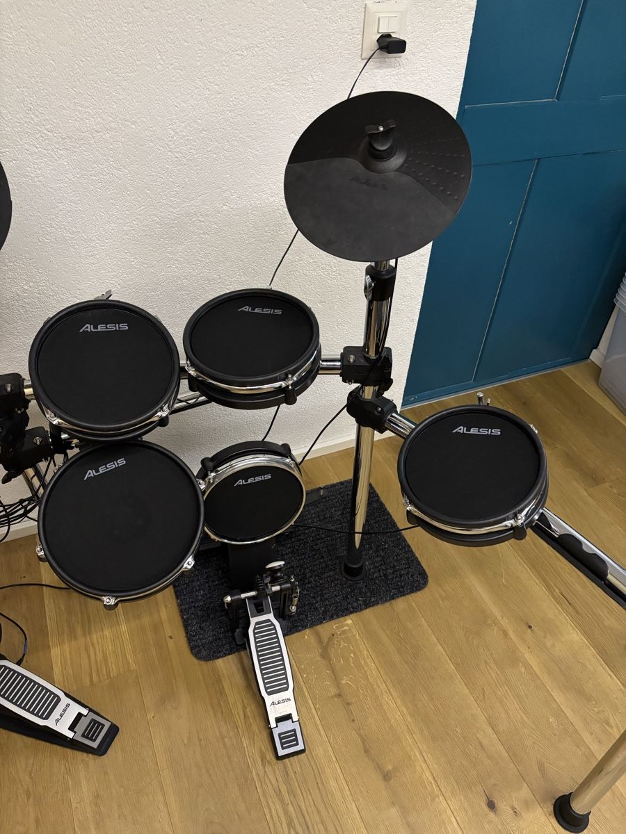 Alesis Strumenti musicali: Alesis Command Mesh Kit - Elektronisches Schlagzeug, Top! – Usato da Solothurn venduto da Jfk 1