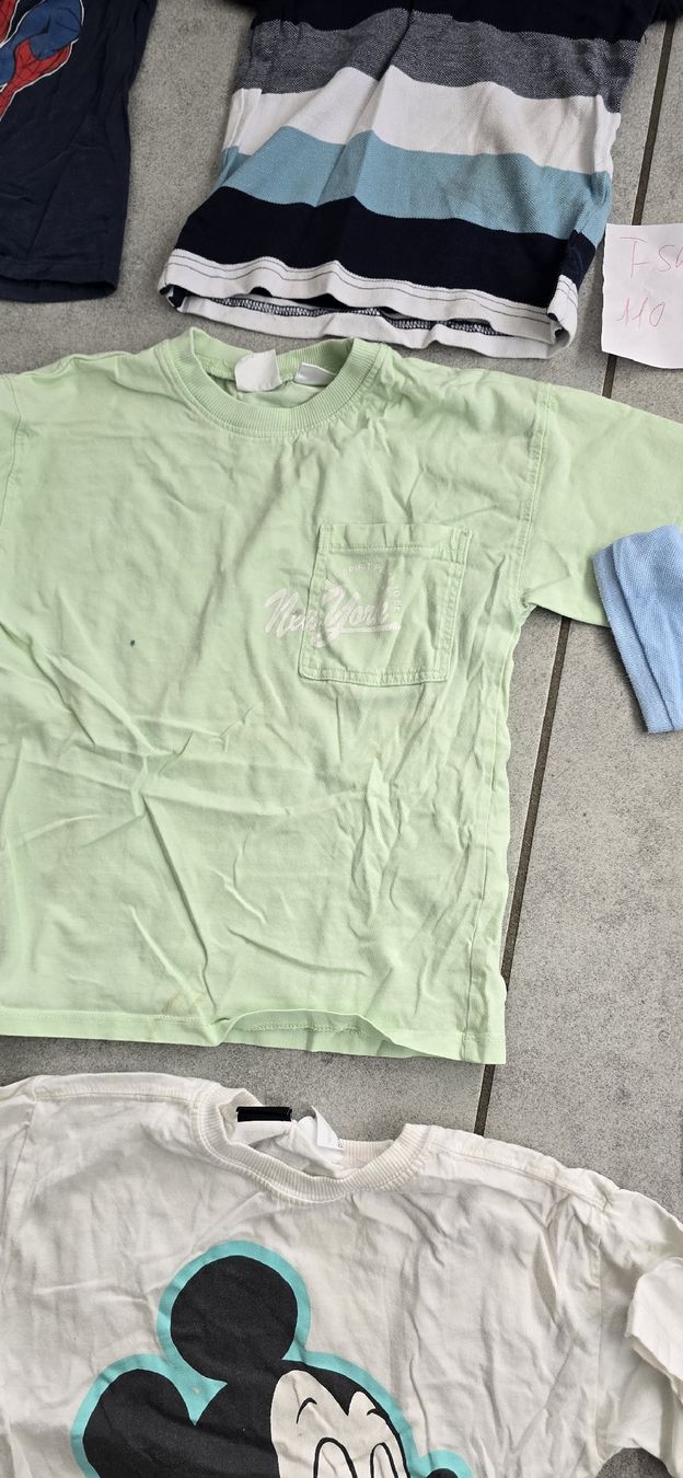 Lotti & Set di vestiti: Kleiderpaket T-Shirts 110 – Usato da Studen BE venduto da Spez3 3