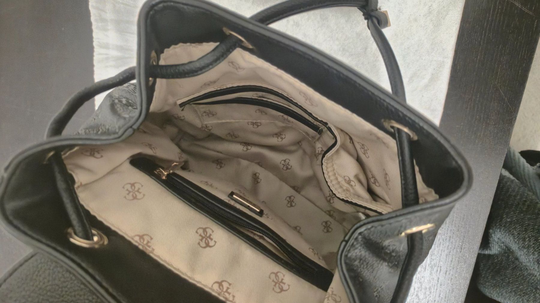 Guess Zaini: Guess Rucksack | Helaina Flap Backpack – Nuovo (secondo la descrizione) da Jegenstorf venduto da aja_g2y5 3