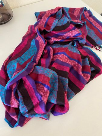 Buntes Tuch Schal blau lila pink 