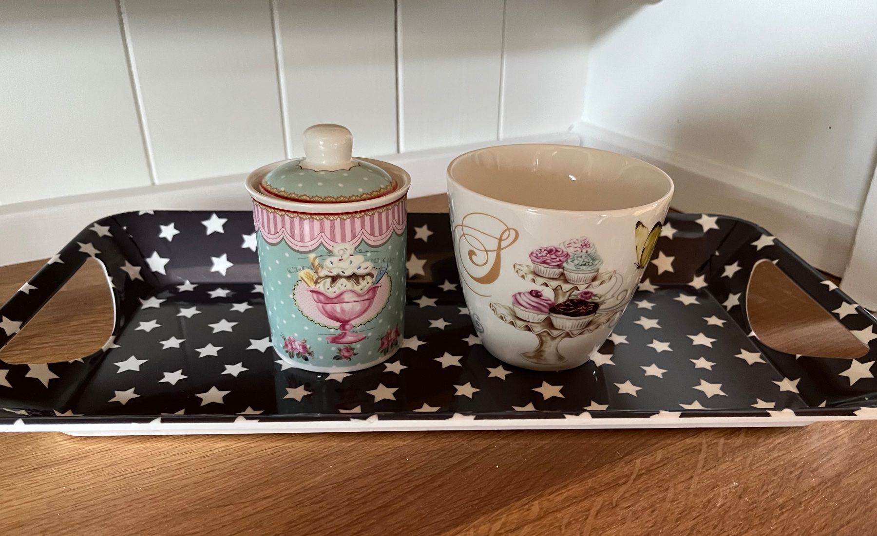 Migros Geschirrsets: Deko- Küchenset (Tasse/Dose/Tablet) – Gebraucht aus Niederuzwil von Mala