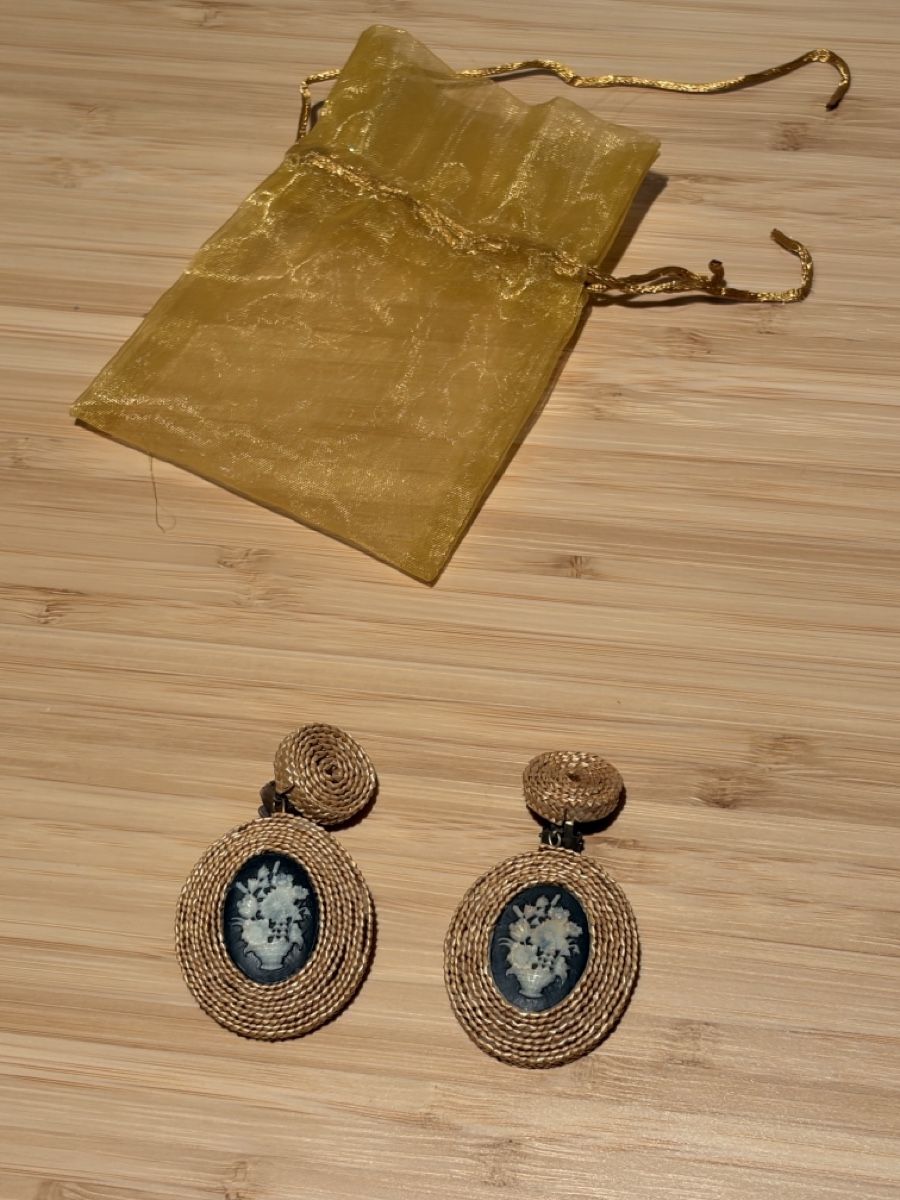 Orecchini pendenti & Orecchini a lobo: Earrings with cameo and pouch gold colored – Usato da Interlaken venduto da giorgiotraverso 2