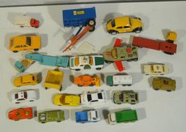 Konvolut Spielzeugautos und Anhänger