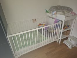Kinderbett mit Wickeltisch, sehr gut erhalten! 43 Zeichen