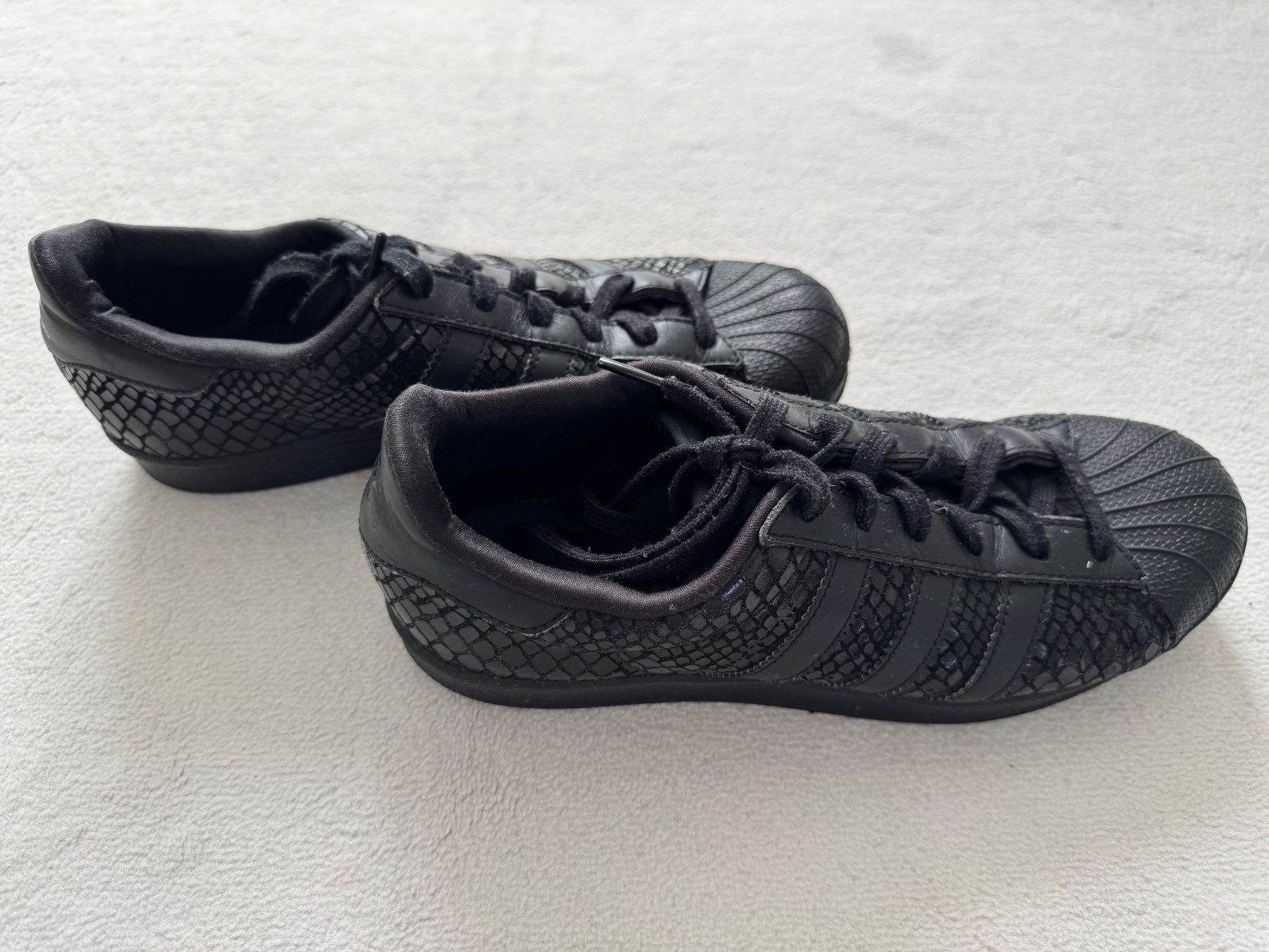 Adidas Damenschuhe: Adidas Schlangenmuster, Schwarz – Gebraucht aus Urdorf von roses202 1