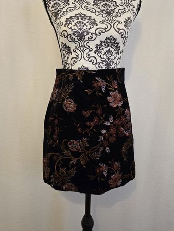 Jupe courte noire à fleurs brodées